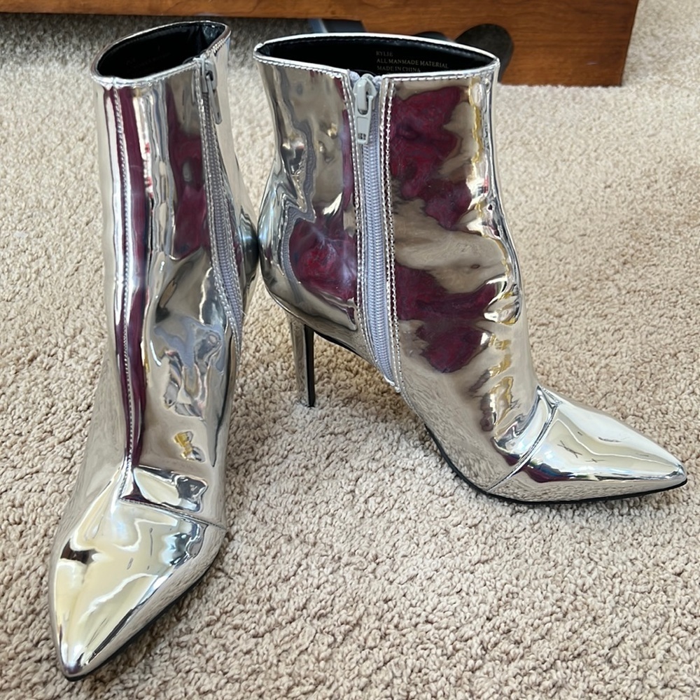 Thalia Sodi SZ 7.5 M Rylie silver zippered ankle heeled boots.